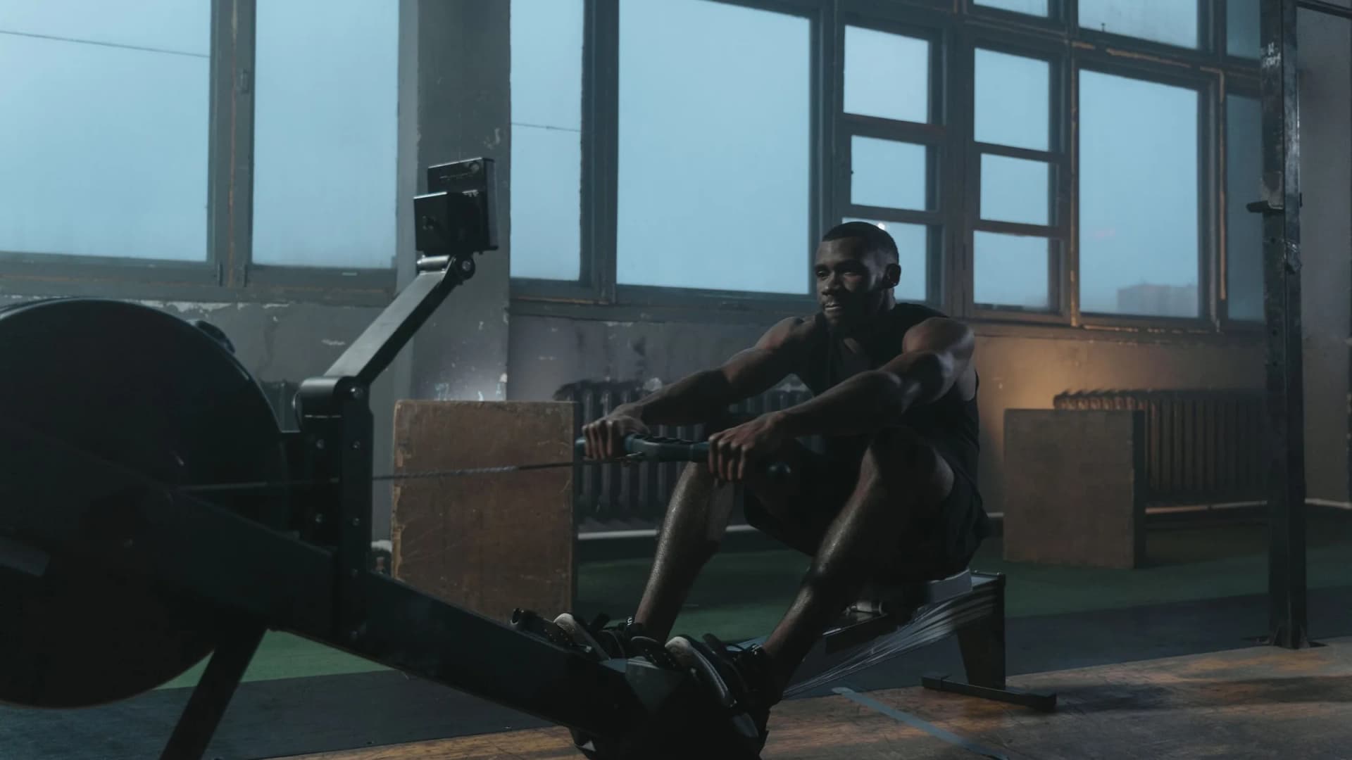Atleta remando en una máquina de remo en un gimnasio funcional